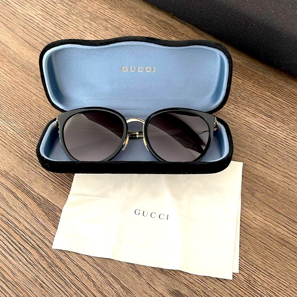 GUCCI Sunglasses - Picture 1 of 4